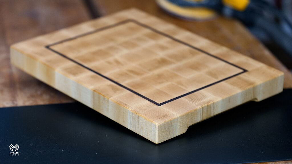 Konfigurierbares Stirnholz-Schneidebrett – Ahorn mit Walnuss-Inlay