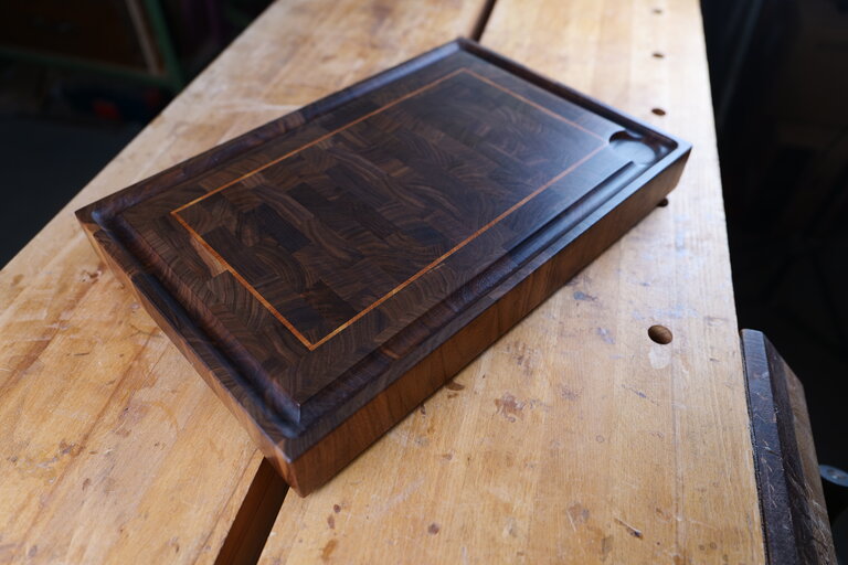 Konfigurierbares Stirnholz-Schneidebrett – Walnuss mit hellem Inlay