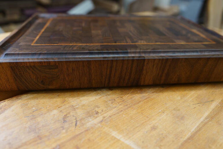 Konfigurierbares Stirnholz-Schneidebrett – Walnuss mit hellem Inlay