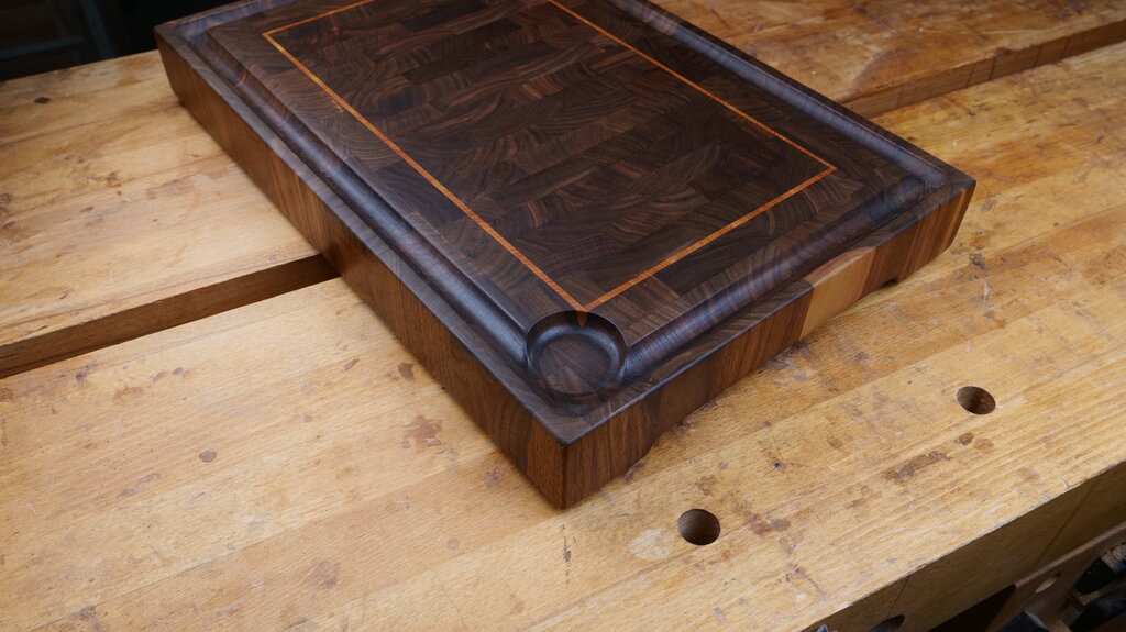 Konfigurierbares Stirnholz-Schneidebrett – Walnuss mit hellem Inlay