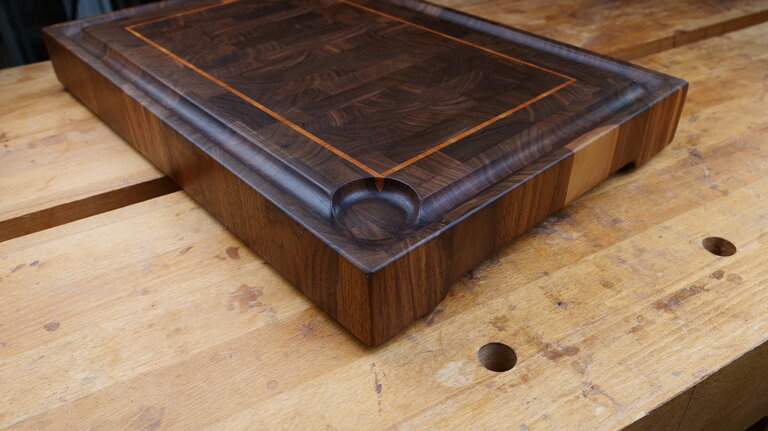 Konfigurierbares Stirnholz-Schneidebrett – Walnuss mit hellem Inlay