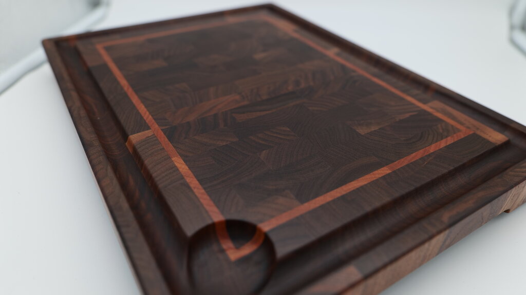 Konfigurierbares Stirnholz-Schneidebrett – Walnuss mit hellem Inlay