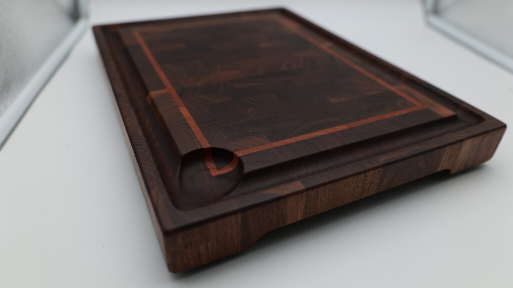 Konfigurierbares Stirnholz-Schneidebrett – Walnuss mit hellem Inlay