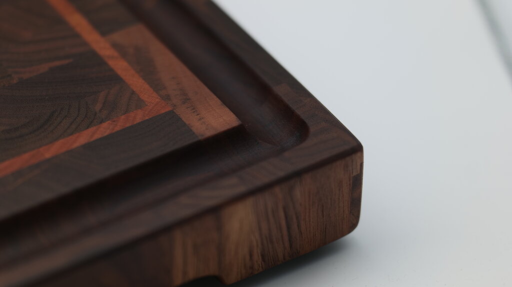 Konfigurierbares Stirnholz-Schneidebrett – Walnuss mit hellem Inlay