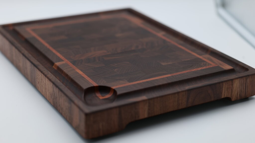 Konfigurierbares Stirnholz-Schneidebrett – Walnuss mit hellem Inlay