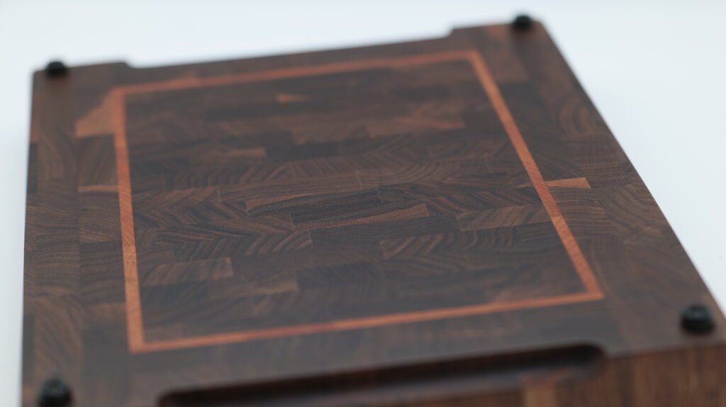 Konfigurierbares Stirnholz-Schneidebrett – Walnuss mit hellem Inlay