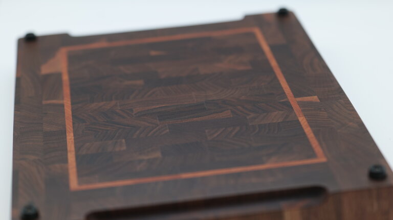 Konfigurierbares Stirnholz-Schneidebrett – Walnuss mit hellem Inlay