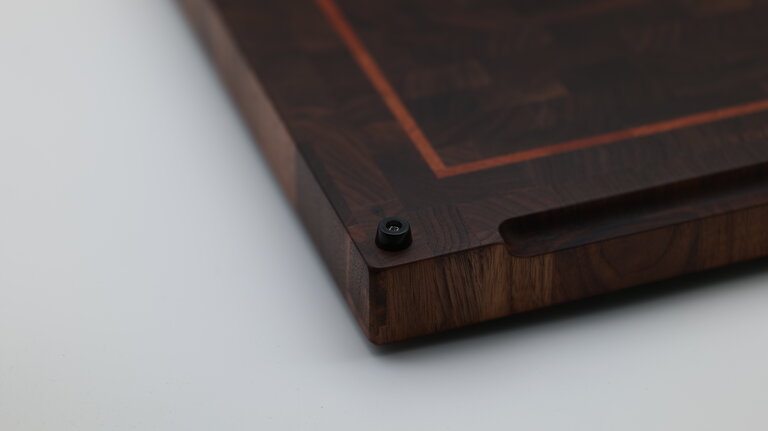 Konfigurierbares Stirnholz-Schneidebrett – Walnuss mit hellem Inlay