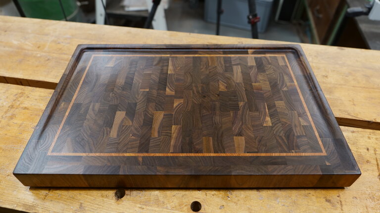 Konfigurierbares Stirnholz-Schneidebrett – Walnuss mit hellem Inlay