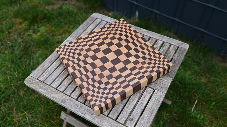 Exklusives Stirnholz-Schneidebrett – 3D-Illusion