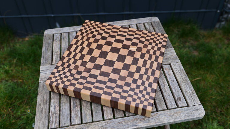 Exklusives Stirnholz-Schneidebrett – 3D-Illusion