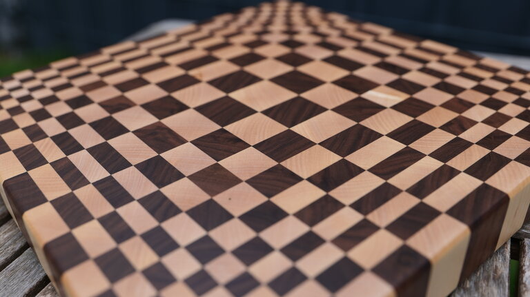 Exklusives Stirnholz-Schneidebrett – 3D-Illusion