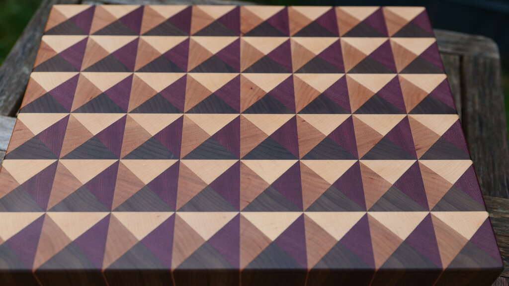 Exklusives Stirnholz-Schneidebrett – Pyramidenmuster