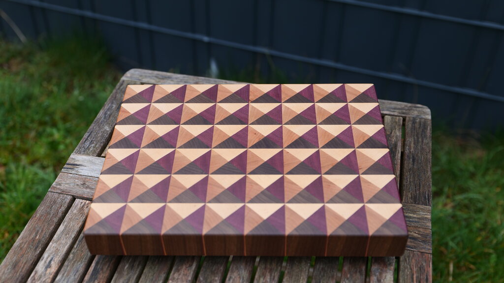 Exklusives Stirnholz-Schneidebrett – Pyramidenmuster