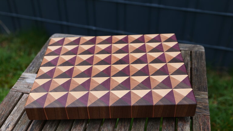 Exklusives Stirnholz-Schneidebrett – Pyramidenmuster