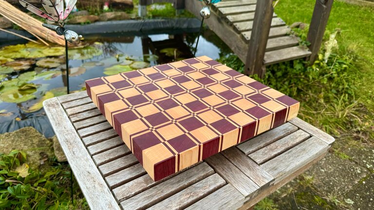 Exklusives Stirnholz-Schneidebrett – Purpleheart-Karomuster