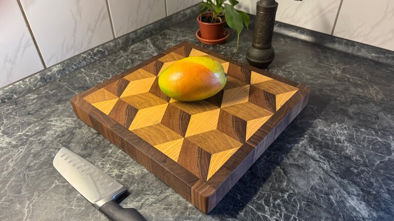Exclusives Stirnholz-Schneidebrett- 3D Würfel