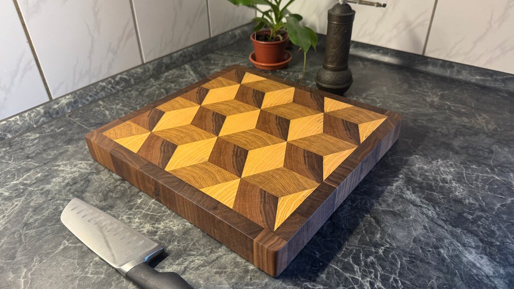 Exclusives Stirnholz-Schneidebrett- 3D Würfel