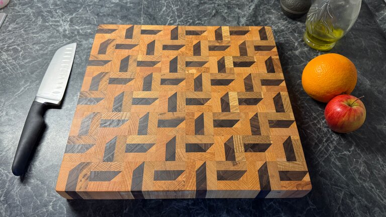 Exklusives Stirnholz-Schneidebrett – 3D-Muster