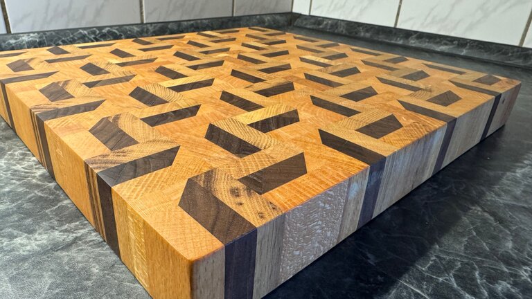 Exklusives Stirnholz-Schneidebrett – 3D-Muster