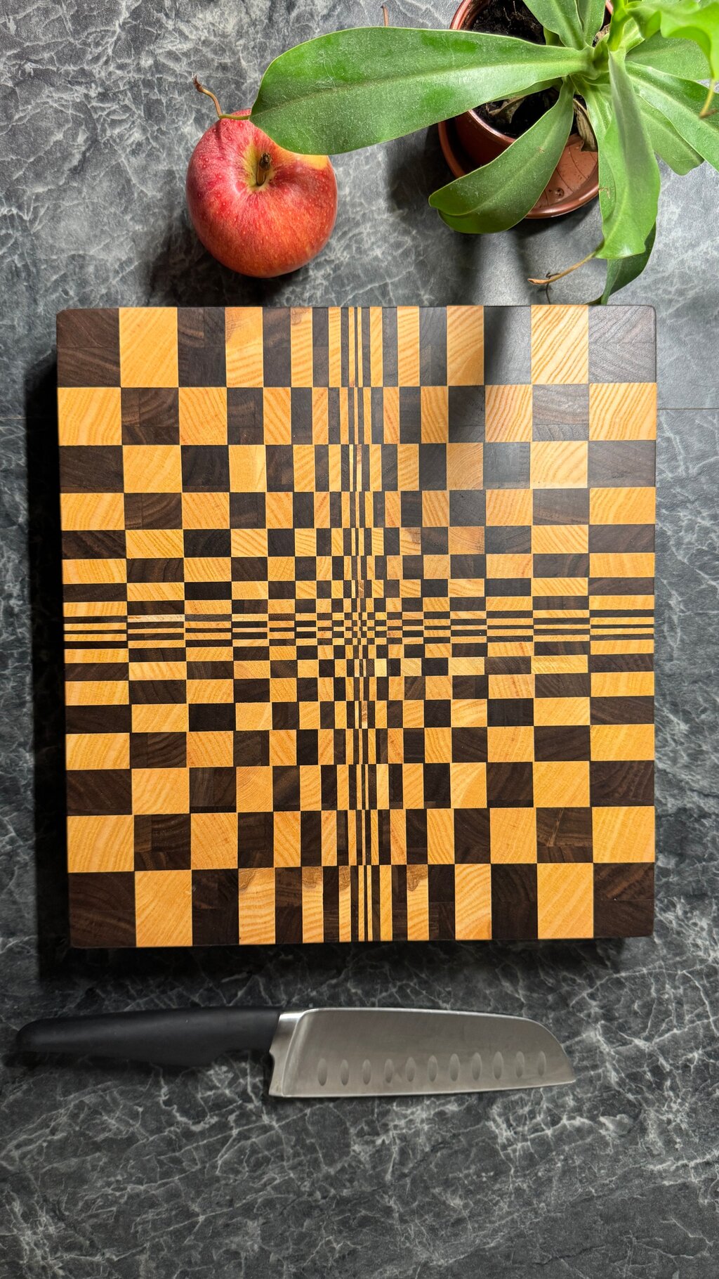 Exklusives Stirnholz-Schneidebrett – Optische Illusion