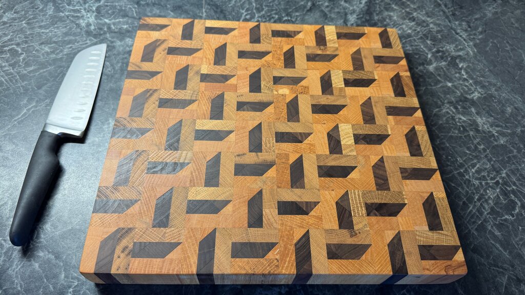 Exklusives Stirnholz-Schneidebrett – 3D-Muster