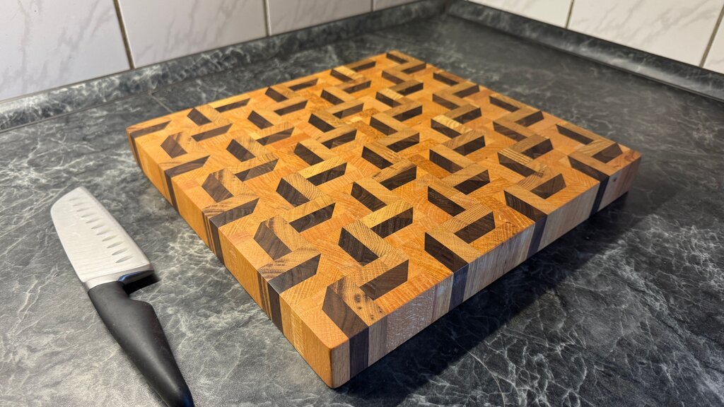 Exklusives Stirnholz-Schneidebrett – 3D-Muster