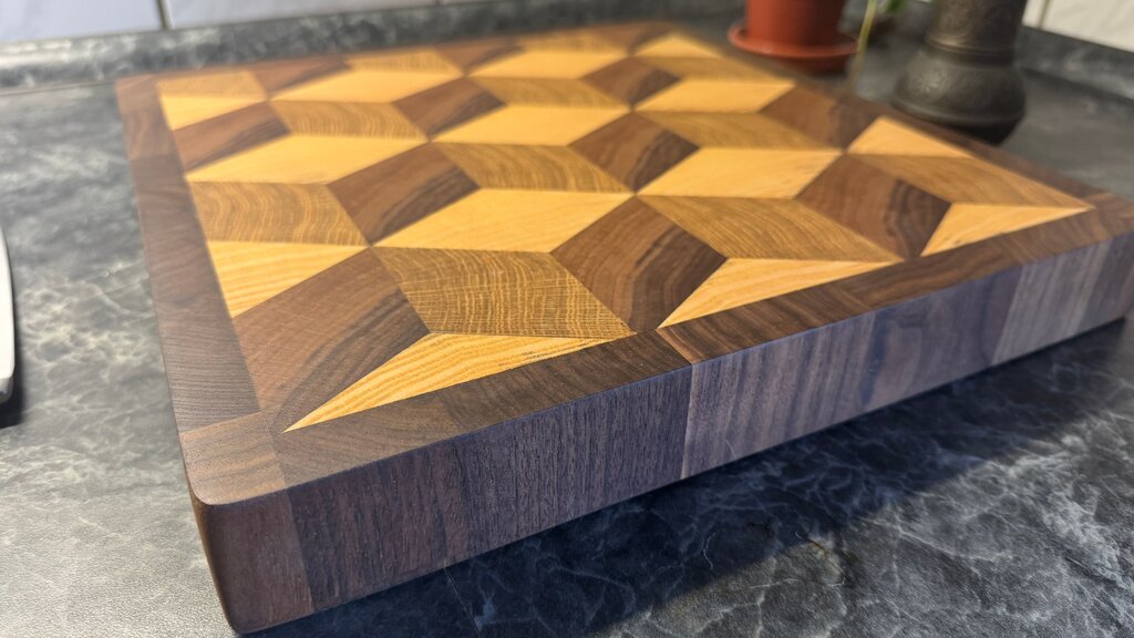 Exclusives Stirnholz-Schneidebrett- 3D Würfel