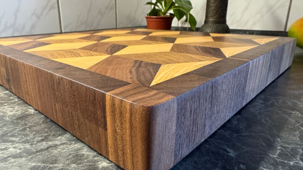 Exclusives Stirnholz-Schneidebrett- 3D Würfel