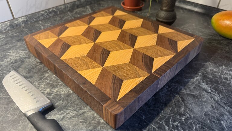 Exclusives Stirnholz-Schneidebrett- 3D Würfel