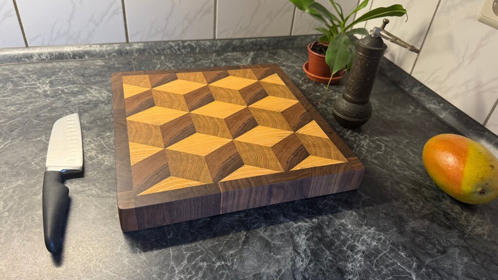 Exclusives Stirnholz-Schneidebrett- 3D Würfel