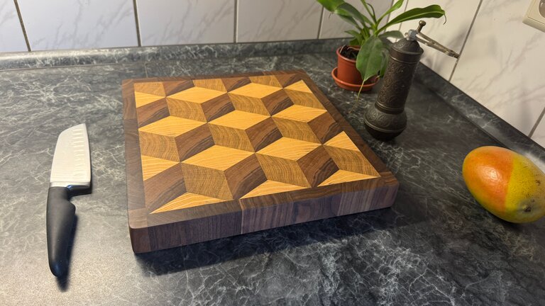Exclusives Stirnholz-Schneidebrett- 3D Würfel