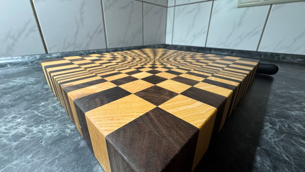Exklusives Stirnholz-Schneidebrett – Optische Illusion
