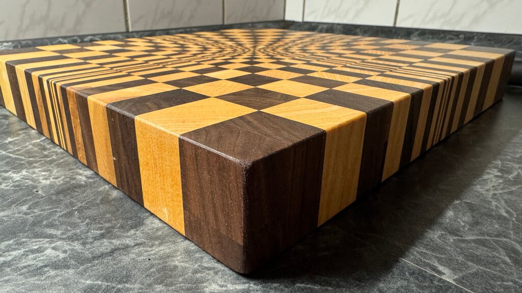 Exklusives Stirnholz-Schneidebrett – Optische Illusion