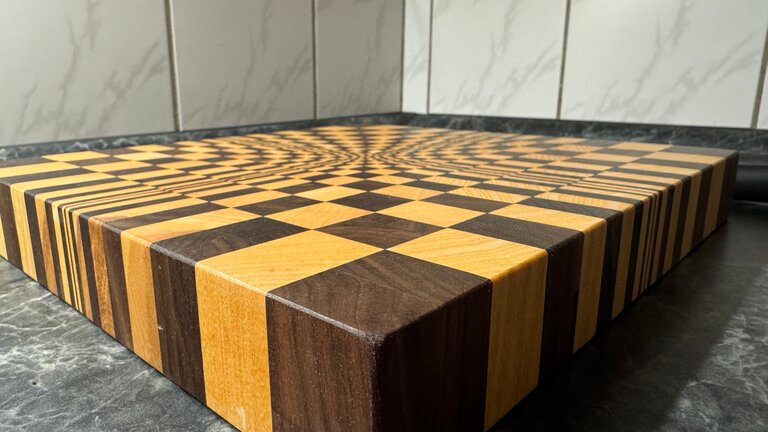 Exklusives Stirnholz-Schneidebrett – Optische Illusion