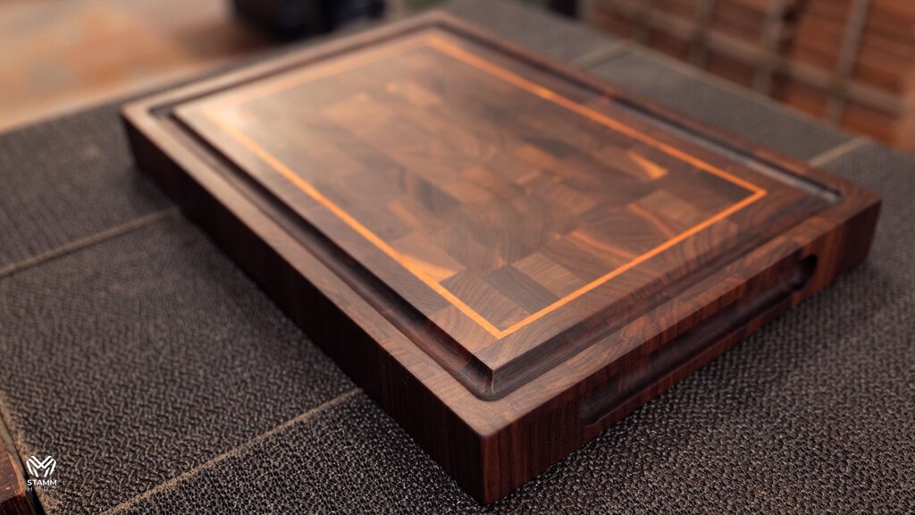 Konfigurierbares Stirnholz-Schneidebrett – Walnuss mit hellem Inlay