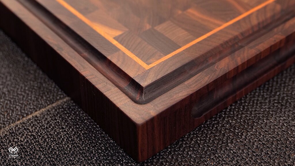 Konfigurierbares Stirnholz-Schneidebrett – Walnuss mit hellem Inlay