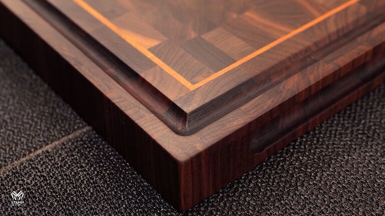 Konfigurierbares Stirnholz-Schneidebrett – Walnuss mit hellem Inlay