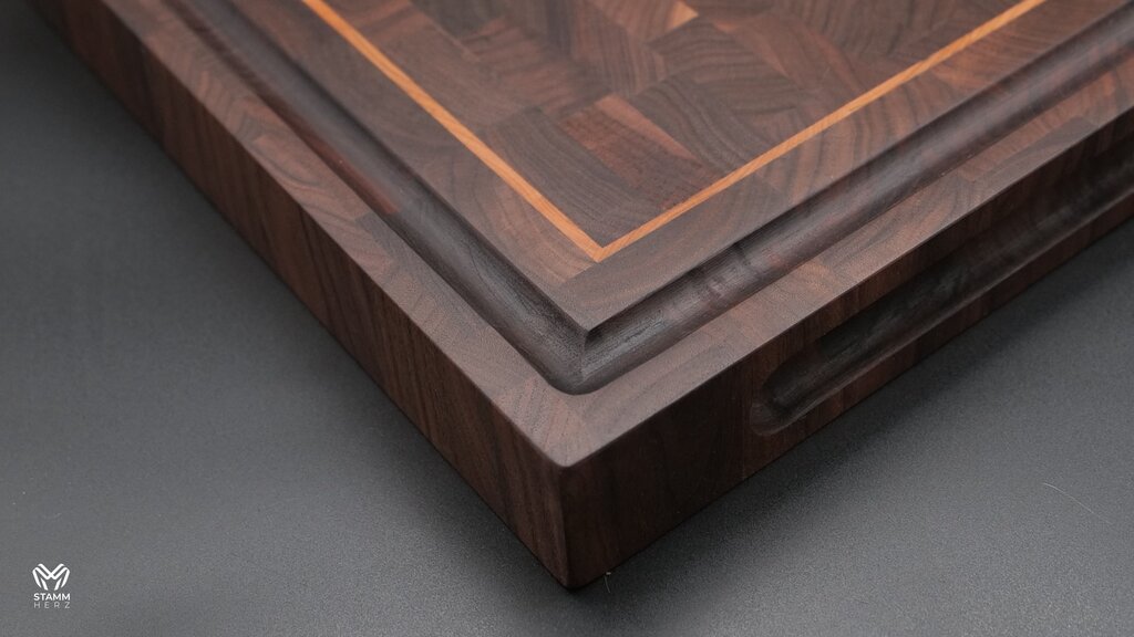 Konfigurierbares Stirnholz-Schneidebrett – Walnuss mit hellem Inlay