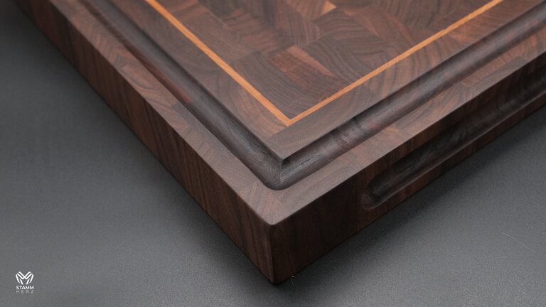 Konfigurierbares Stirnholz-Schneidebrett – Walnuss mit hellem Inlay