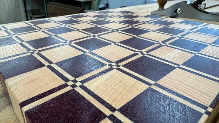 Exklusives Stirnholz-Schneidebrett – Purpleheart-Karomuster