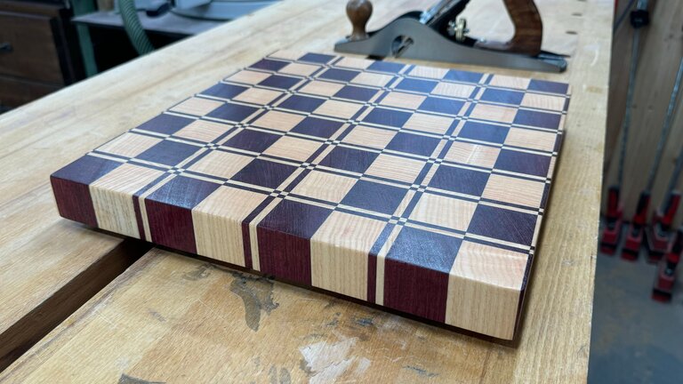 Exklusives Stirnholz-Schneidebrett – Purpleheart-Karomuster