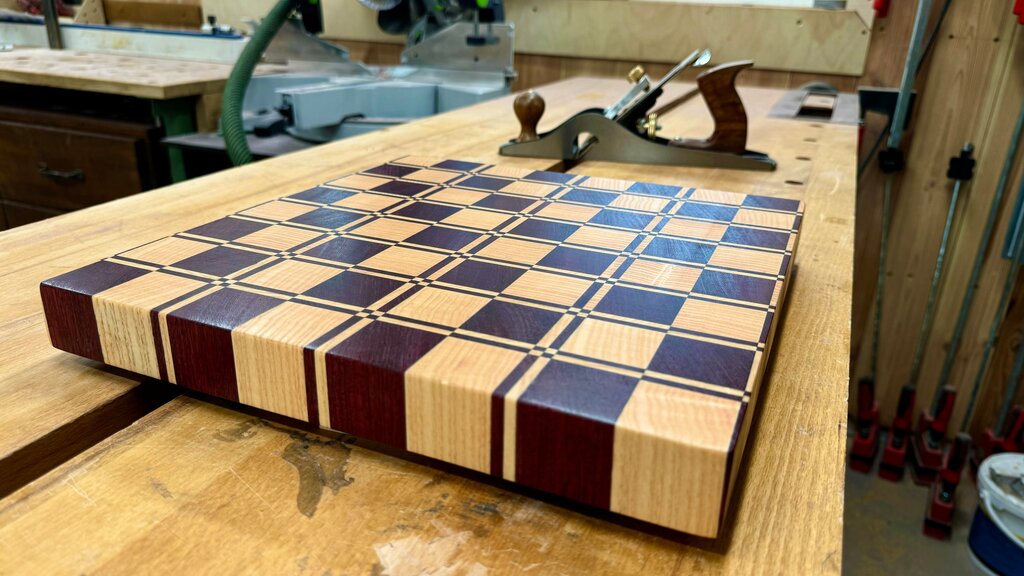 Exklusives Stirnholz-Schneidebrett – Purpleheart-Karomuster